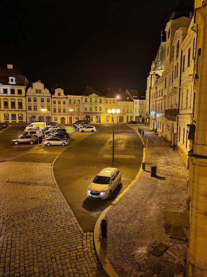 Podkrovni Studio Na Velkem Namesti S Wi-Fi Zdarma Hradec Králové Dış mekan fotoğraf