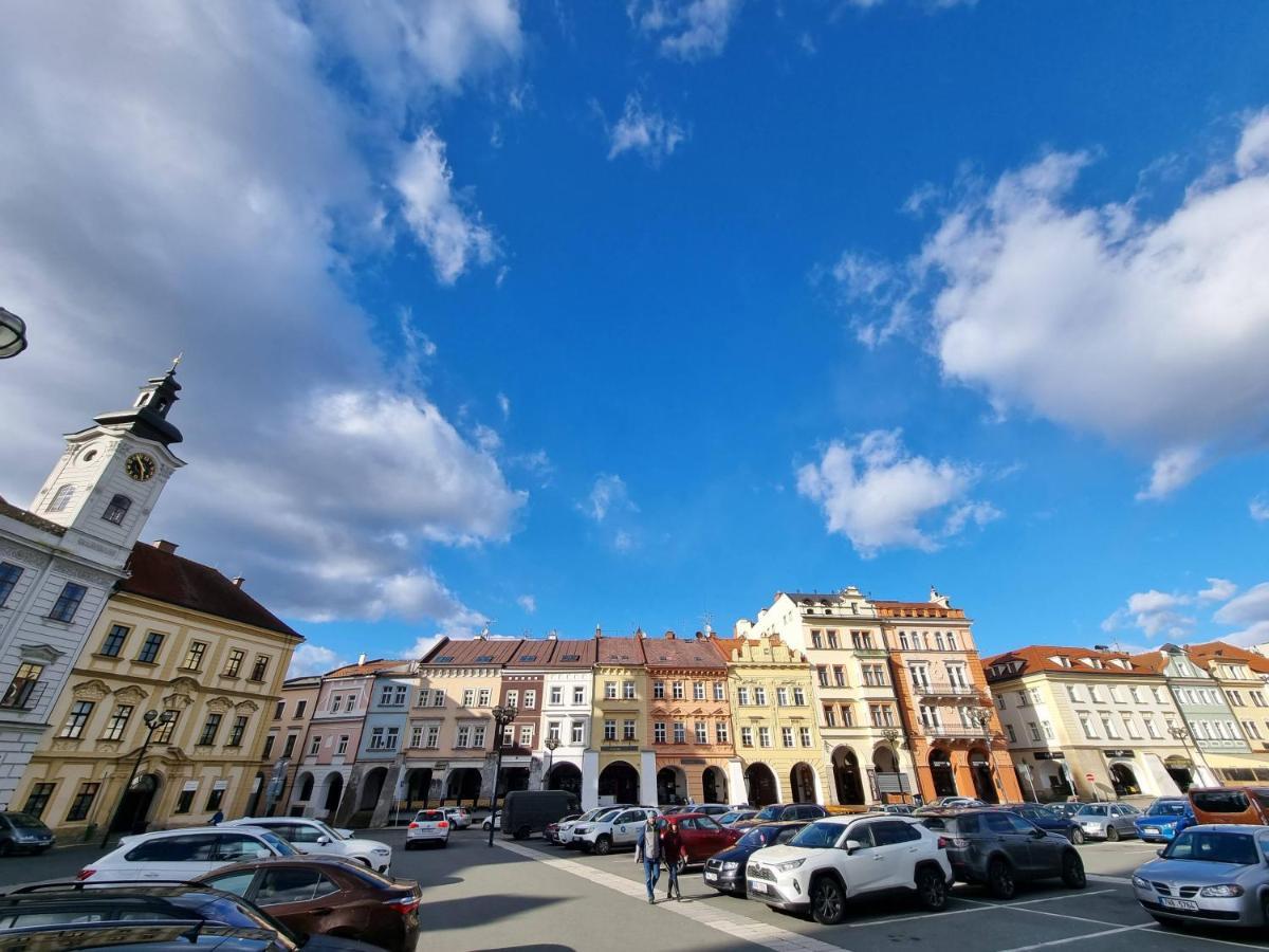 Podkrovni Studio Na Velkem Namesti S Wi-Fi Zdarma Hradec Králové Dış mekan fotoğraf